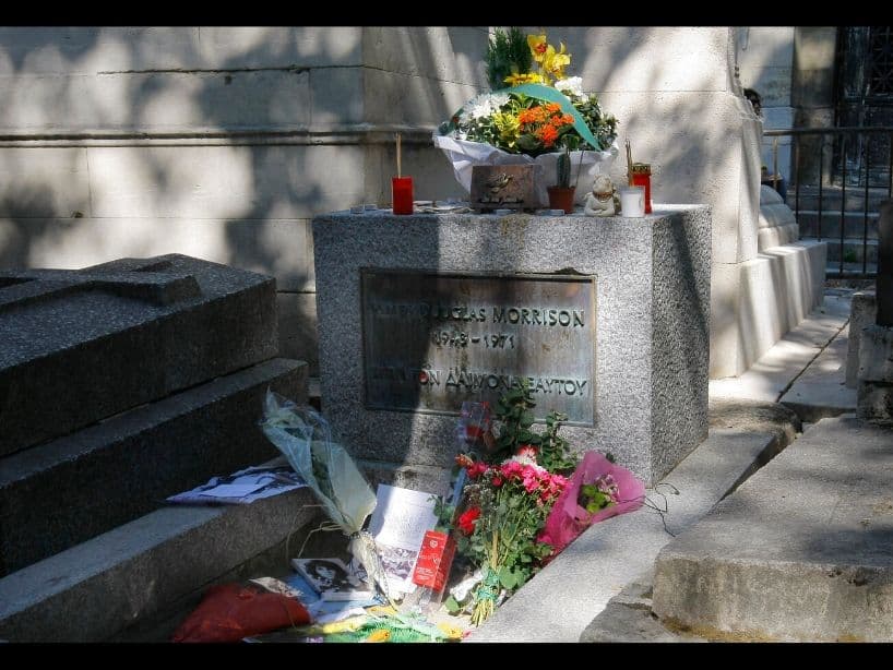 El vocalista de The Doors fue hallado sin vida en su tina el 3 de julio de 1971. Jim Morrison se encuentra en el cementerio Pére Lachaise, en París, ciudad en la que vivía tras retirarse de la música para dedicarse a la poesía, arte que siempre dijo que era su verdadera pasión.