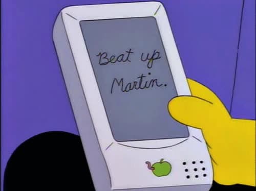 En un episodio de 1996, "Lisa en Hielo', se ve cómo un autocrrector hace de las suyas con un bravucón, mucho antes de que esta aplicación existiera.
<br>
<br>Él escribió "golpear a Martin" y el texto fue cambiado por "Comer a Martha".