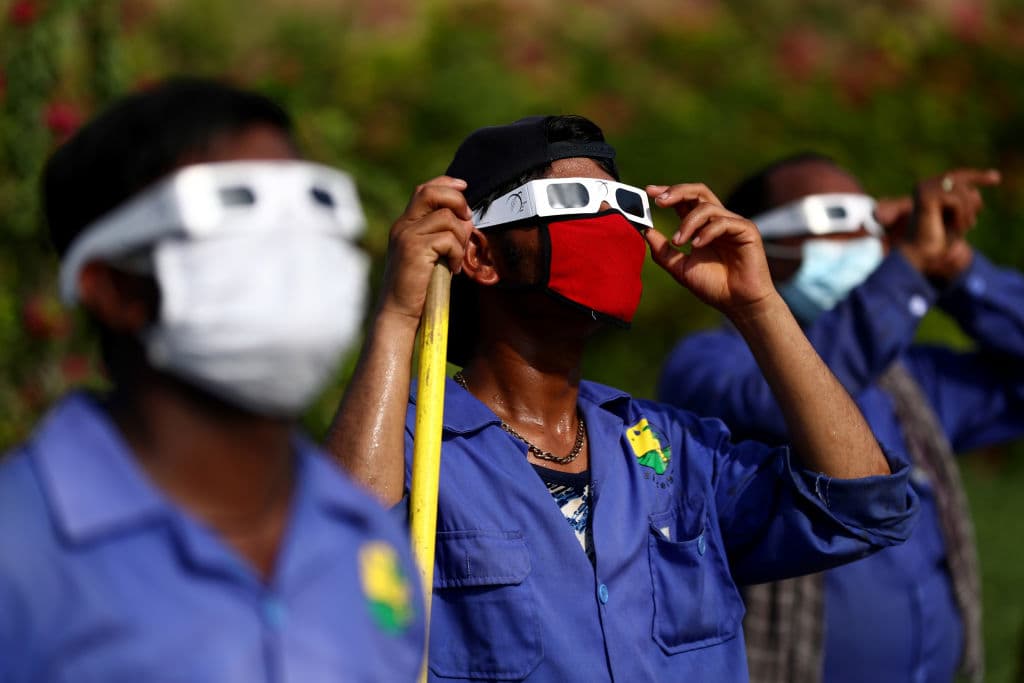 Dubái, Emiratos Árabes Unidos.
<br>
<br>El fenómeno hizo que muchos trabajadores se detuvieran un momento para poder observarlo, a través de unos lentes protectores.