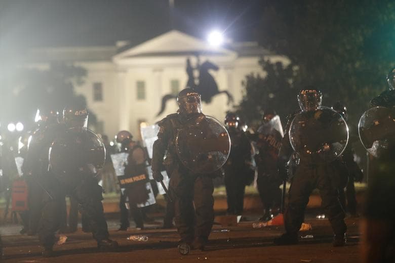 Washington, Estados Unidos.
<br>
<br>Las fuerzas policiacas, ante los miles de protestantes, intentaron dispersar a las personas que estaban frente a la Casa Blanca, el pasado domingo, utilizando gas lacrimógeno.
<br>