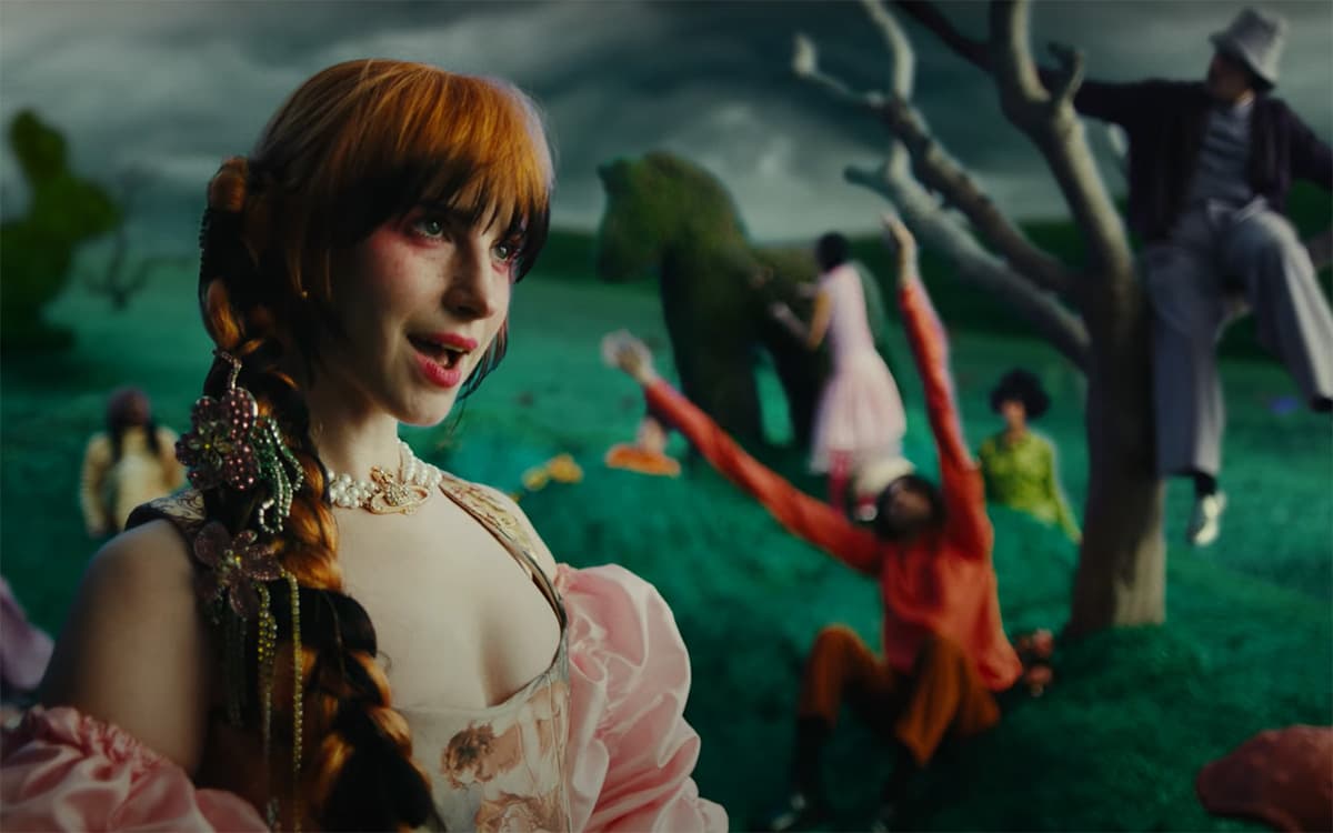 Paramore estrenó el videoclip de su nuevo sencillo "Running Out Of Time"
