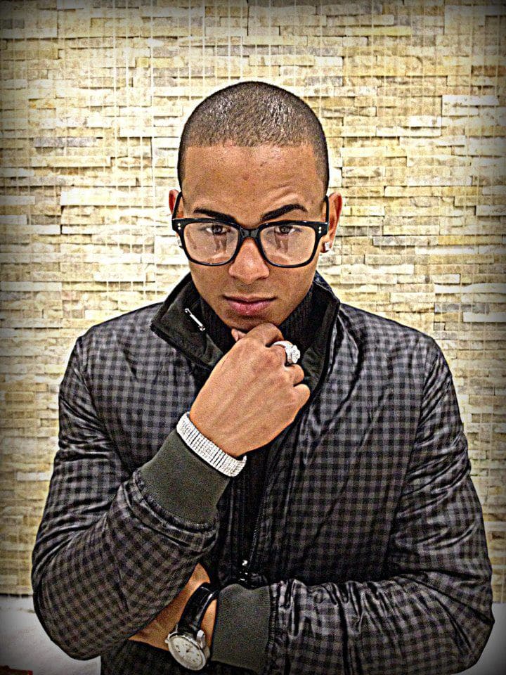 En 2010, Juan Carlos Ozuna Rosado se mudó de Puerto Rico a Nueva York para buscar una oportunidad en la industria musical. Ahí vivió con algunos familiares, por tres años, mientras luchaba por cumplir su sueño.