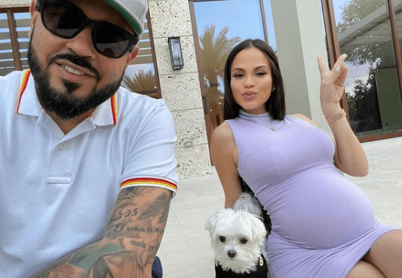 La cantante está comprometida con Rapy Pina, conocido mánager del urbano que ha trabajado con artistas como Daddy Yankee; la pareja tuvo a su primer hijo en común, una niña.