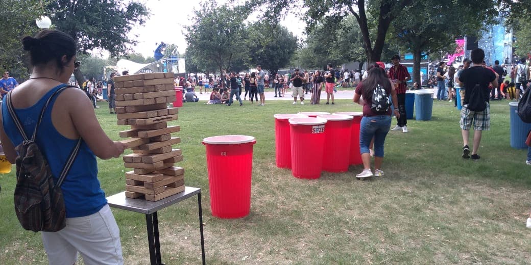 Además de la música, los asistentes pueden disfrutar ameninades en el Parque Fundidora.