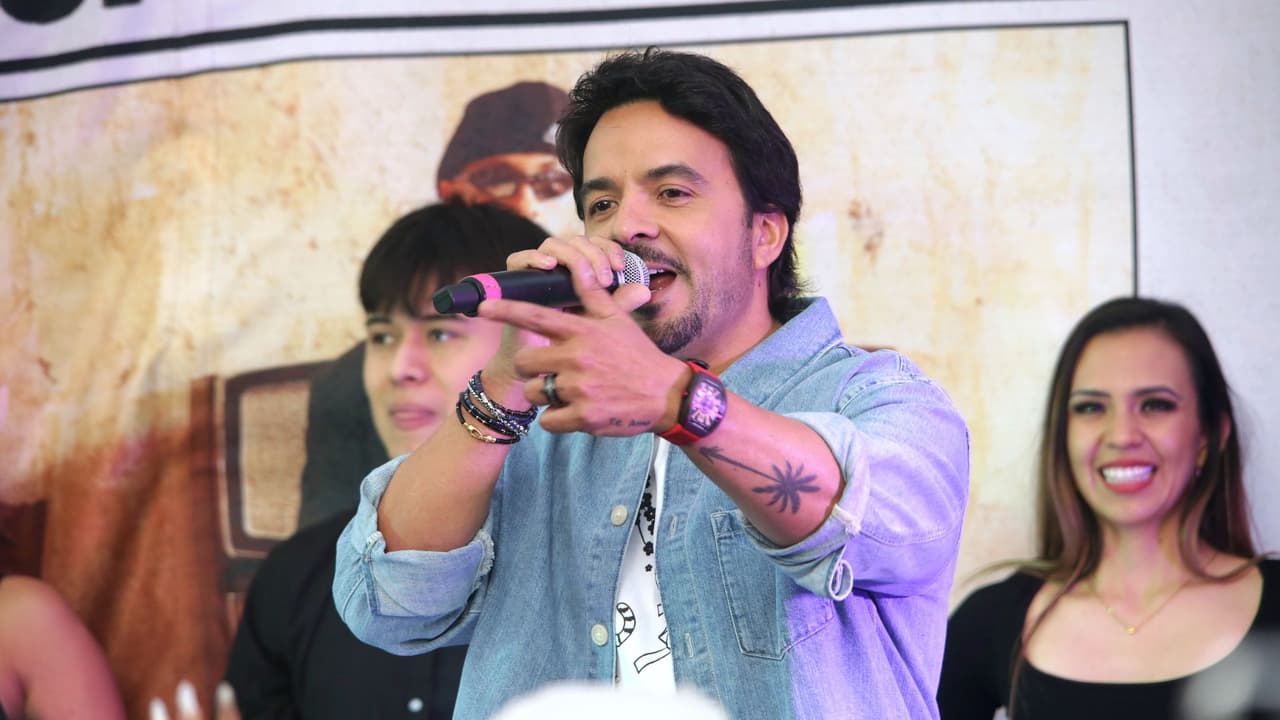  Luis Fonsi sorprende con concierto en CDMX y celebra su cumpleaños con fans