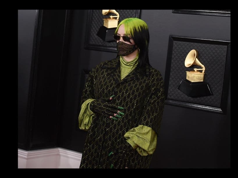 La estadounidense apareció en la alfombra roja de los Grammy con un look que impactó a sus fans, usando un estilo holgado diseñado por Gucci, combinando una blusa de manga larga verde, con un tono similar en las uñas, los guantes y hasta la raíz de su cabello.