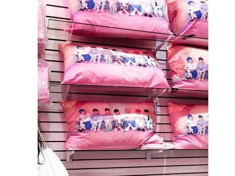 O almohadas para que puedas soñar con Jin, Suga, J-Hope, RM, Jimin, V y Jungkook.