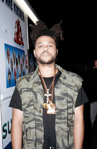 En 2013, lanzó su primer disco de larga duración llamado "Kiss Land", que se convirtió en un gran éxito en la lista de Billboard 200, alcanzando los primeros lugares rápidamente. Además de su música, sus rastas llamaban mucho la atención y The Weeknd se estaba volviendo en un personaje de gran interés.