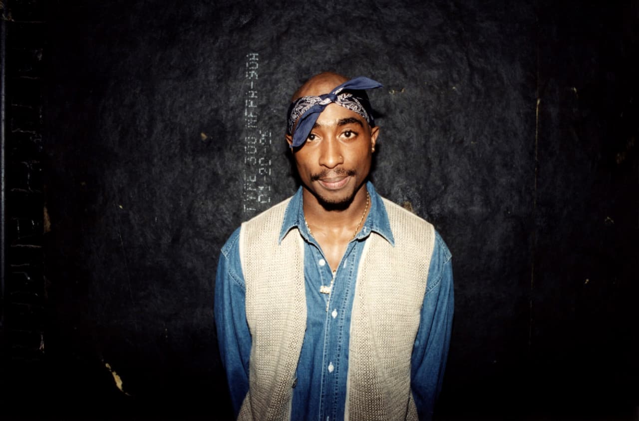 Tupac es considerado como uno de los mejores raperos de la historia del género musical, pero también estuvo rodeado de polémica. El estadounidense falleció a causa de las cuatro heridas de bala que sufrió el 7 de septiembre de 1996 en Las Vegas, Nevada, pero el guardaespaldas dice que ayudó al controvertido rapero a fingir su muerte y pasarlo de contrabando a Cuba.