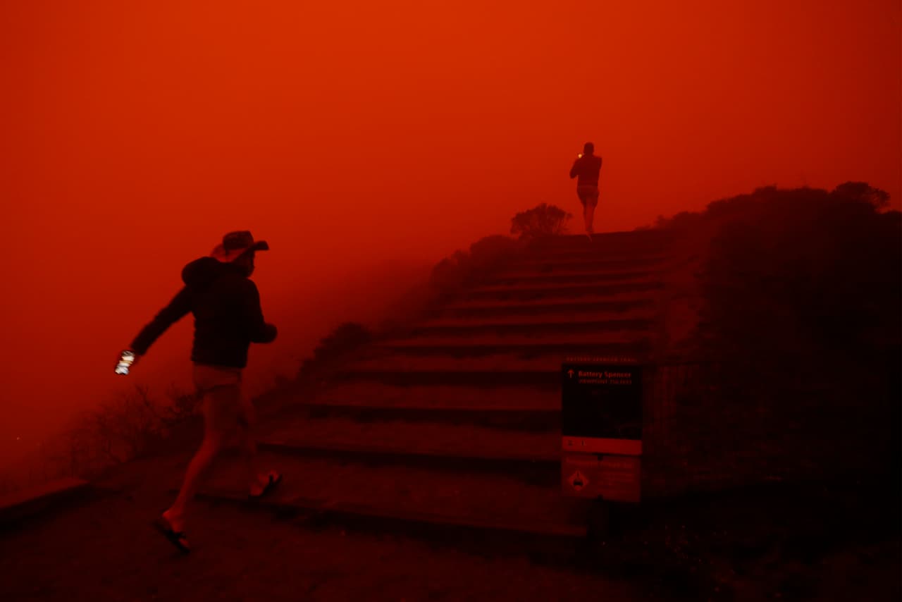 Esto es provocado por dos incendios forestales que, además de acabar con los árboles y fauna local, han quemado algunos hogares y forzaron la evacuación de miles de personas.
<br>