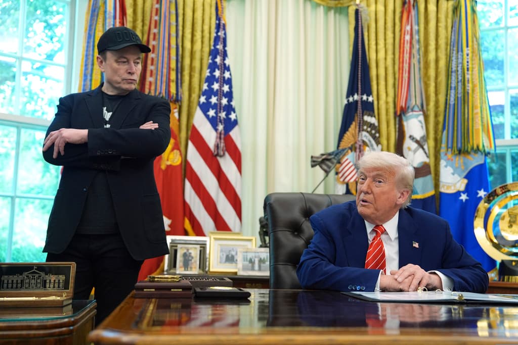 Trump arremete contra Musk y llama "ridícula" su idea de formar un tercer partido político