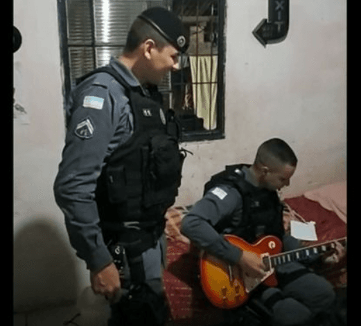 Policía detiene a un hombre y se para a tocar un cover de Metallica a medio operativo