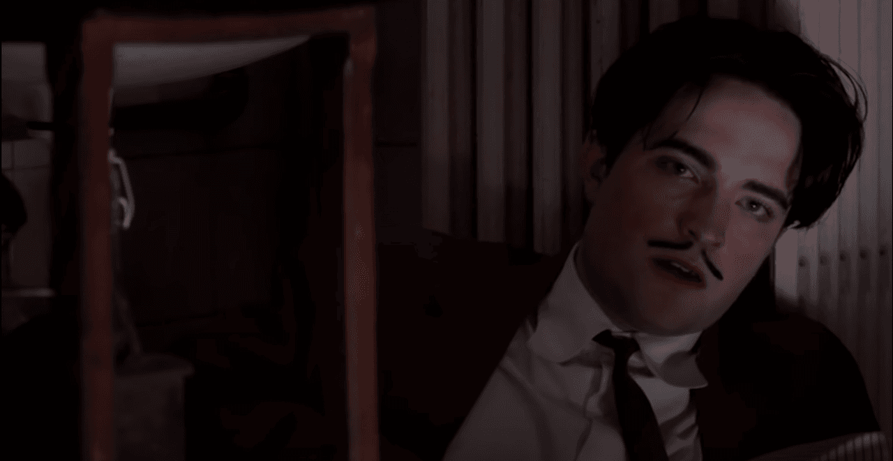 Luego de eso vino otro radical cambio de look para Pattinson, en la cinta de 2008, 'Little Ashes', le dio vida al famoso pintor Salvador Dalí.