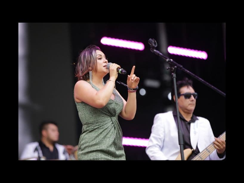 En el instante que Los Ágeles Azules tomaron el escenario principal, fue cuando el Parque Fundidora se llenó completamente; todo querían bailar pero no quedaba espacio para un buen baile de cumbia.