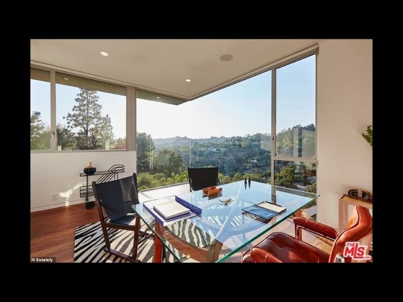 La oficina tiene una vista hacia el acantilado.