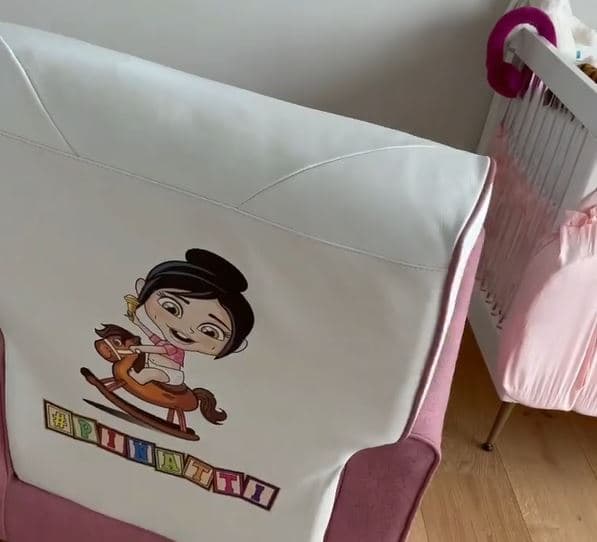 La pareja hasta tiene una silla personalizada con el hashtag #PinaNatti en el cuarto de la bebé.