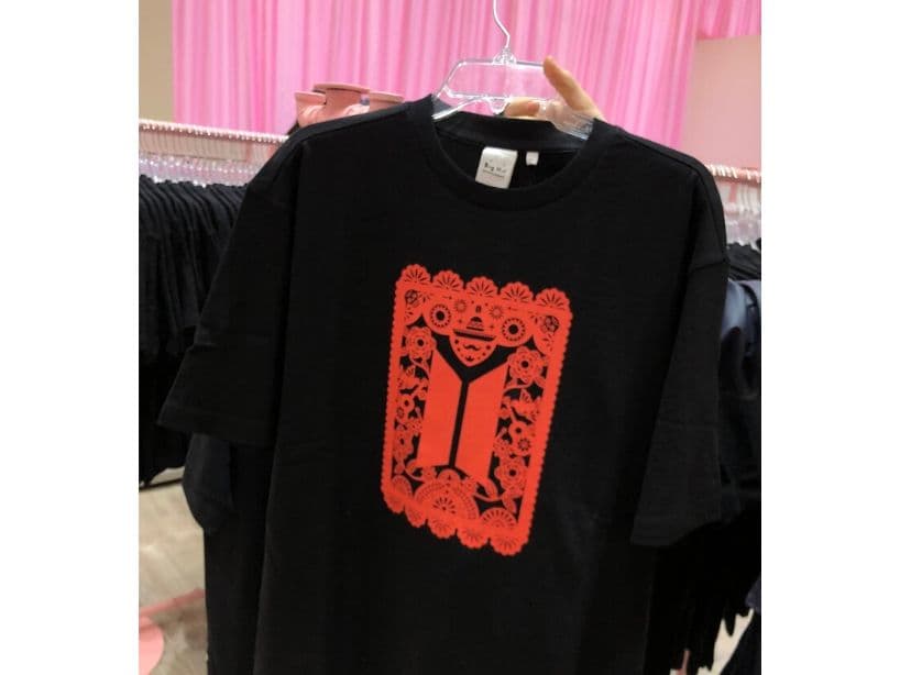 La tienda creó artículos personalizados para México; como esta playera, que incluye elementos que hacen referencia al Día de Muertos.