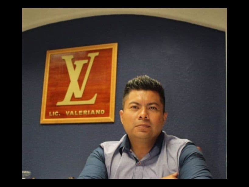 ¿Quién es ese sujeto con tanto estilo? En redes sociales, se está viralizando el nombre del Licenciado Valeriano, un abogado que posa con un logo idéntico al de la marca, Louis Vuitton.