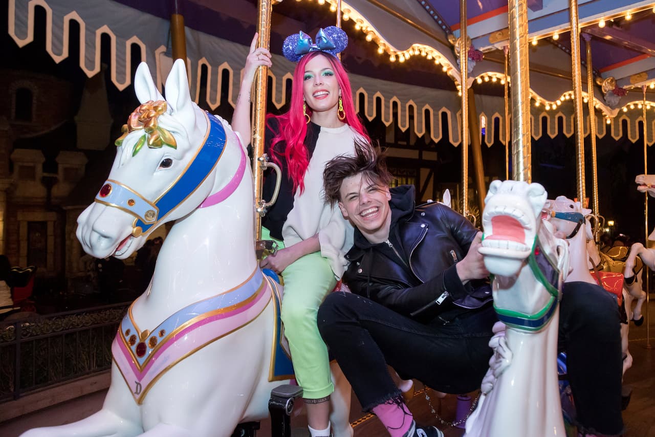 Una relación que, aunque ya llegó a su fin, quedó como una amistad, fue la que mantuvo después con el británico Yungblud, a quien conoció en un bar en Los Ángeles y a quien acompañó a la Ciudad de México cuando se presentó en el Corona Capital a finales de 2018.