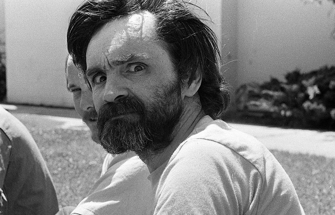 Charles Manson saltó a la fama como el líder de una secta llamada “La Familia Manson” y fue la mente maestra de diferentes asesinatos, entre ellos los de la actriz Sharon Tate, esposa del director de cine Roman Polamski, y de el matrimonio de Rosemary y Leno LaBianca.
<br>
