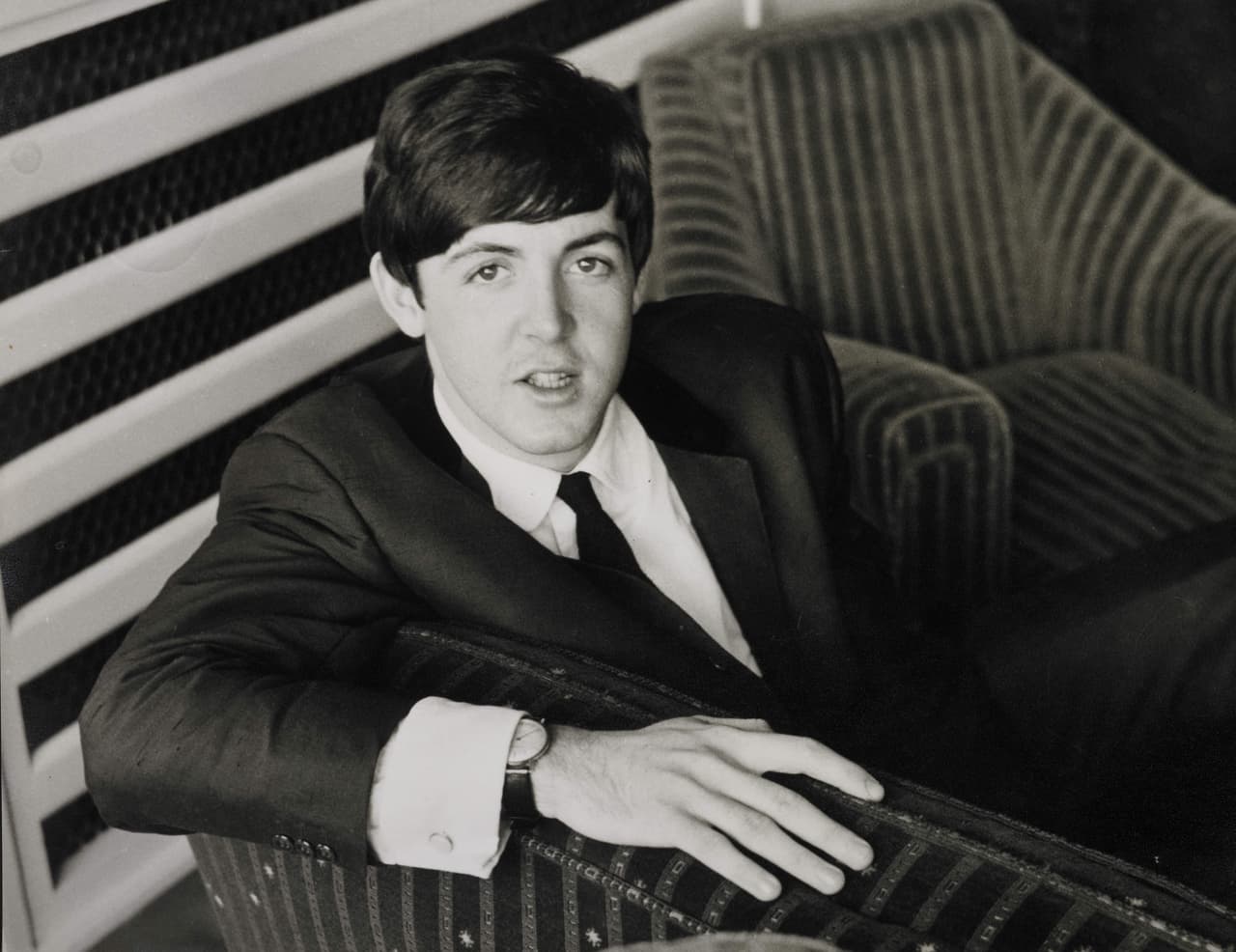 Otra popular historia de muerte de celebridades involucra a Paul McCartney, quien es llamado "Faul" (por falso). El bajista y The Beatles supuestamente habría desaparecido en circunstancias misteriosas en septiembre de 1996 y fue reemplazado por alguien seleccionado desde años anteriores, debido a que el "real" habría fallecido en un accidente de auto.