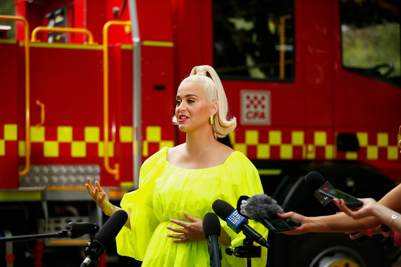 En diferentes apariciones públicas, Katy Perry dejó ver que comenzaba a sentirse como mamá al agarrarse frecuentemente la pancita. También se veía cómo ya tiene más cachetes debido a que ya llevaba unos meses de embarazo.