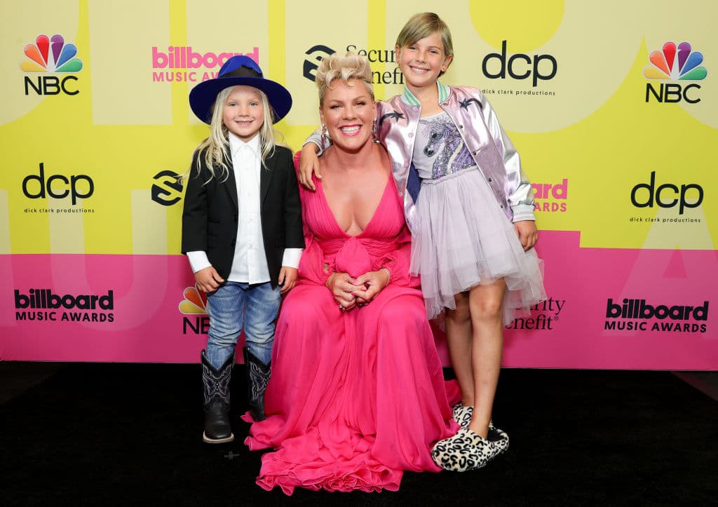 P!nk fue de las primeras en llegar a la alfombra de los Billboard Music Awards 2021. La cantante lució un hermoso vestido largo color rosa y estuvo acompañada de sus hijos, Jameson Moon y Willow Sage Hart.