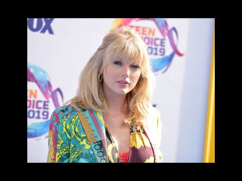 "Hicimos una fiesta para celebrar con la gente que hizo los videos conmigo, y nos divertimos tanto que ‘Drunk Taylor’ está en tendencia en Twitter. SALUD”, publicó la cantante de 29 años en su cuenta de Instagram.