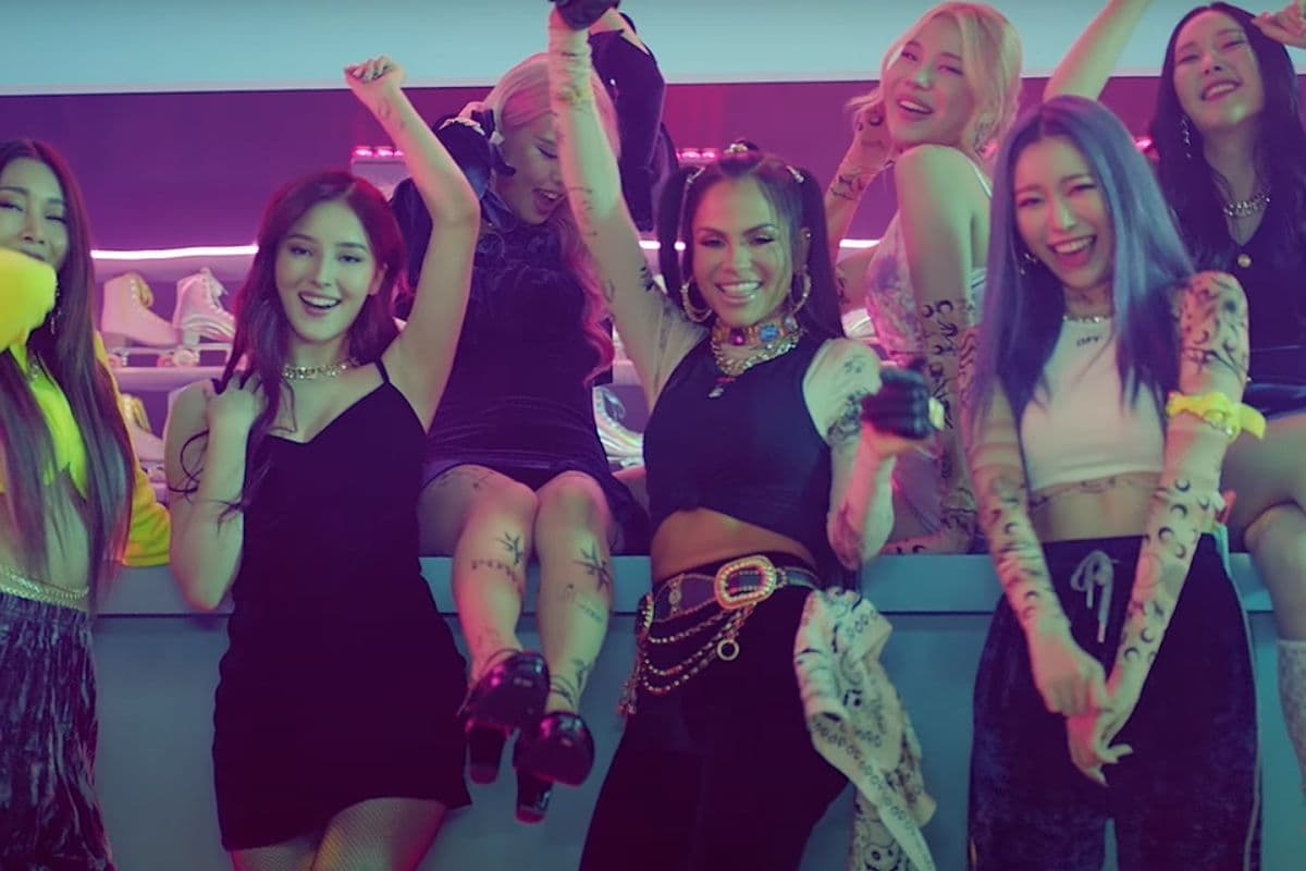 Momoland y Natti Natasha se unen para lanzar un pegajoso, bailable tema llamado "Yummy Yummy Land"