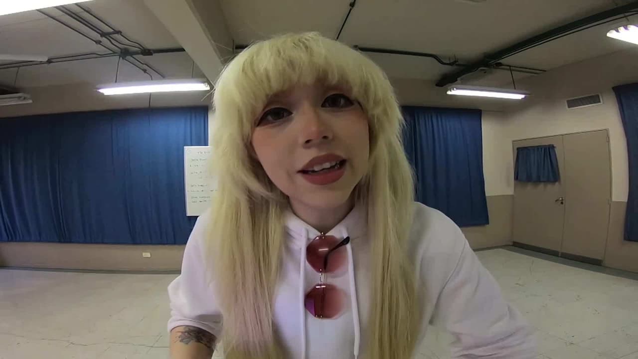 Brigitte Grey canta para sus fans en Argentina durante una convención