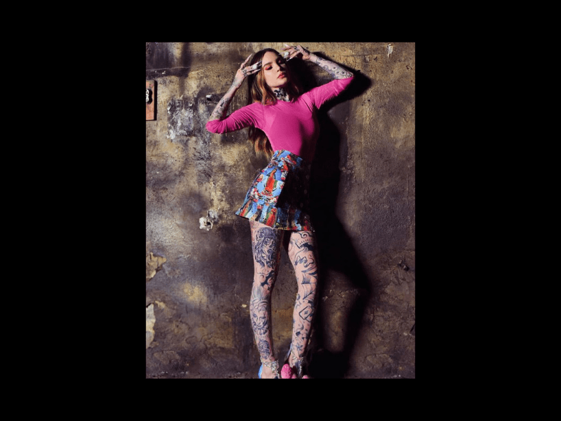 La estrella pop fue fotografiada con las piernas y brazos tatuadas tatuados.