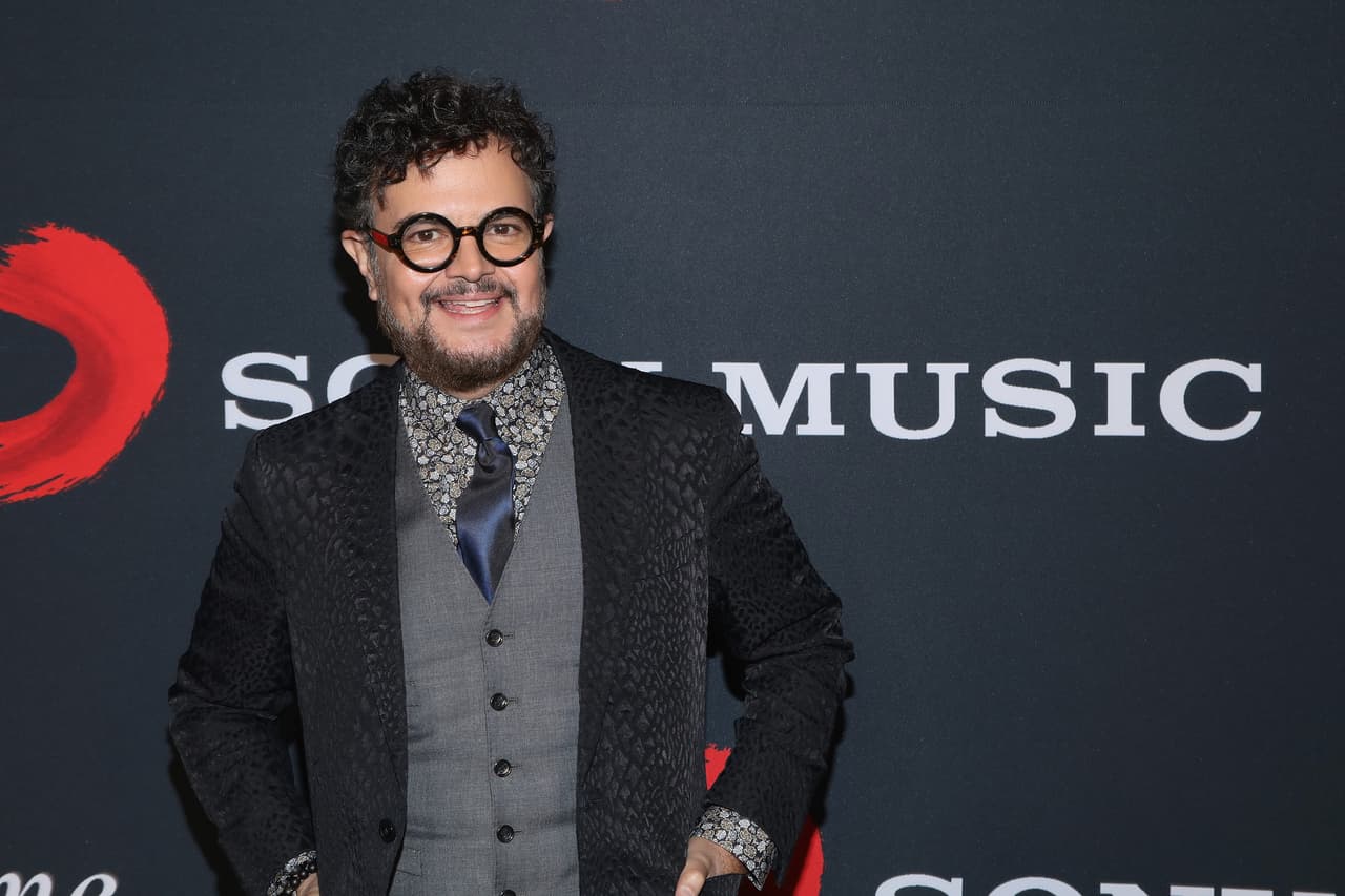 <b>Aleks Syntek</b>
<br>
<br>En el 2018, el músico mexicano tuvo una desafortunada declaración contra un usuario de Internet que describió su música como “para Godínez”.
<br>
<br>“¿Con qué música crees que alguien se envalentonaría para ir a secuestrarte o violar a una persona: Emmanuel, Syntek o Farruko o Bad Bunny?”, contestó el artista.
<br>
<br>Esto le provocó que la Unicef México le retirará su puesto como “Embajador de la Buena Voluntad”.
<br>