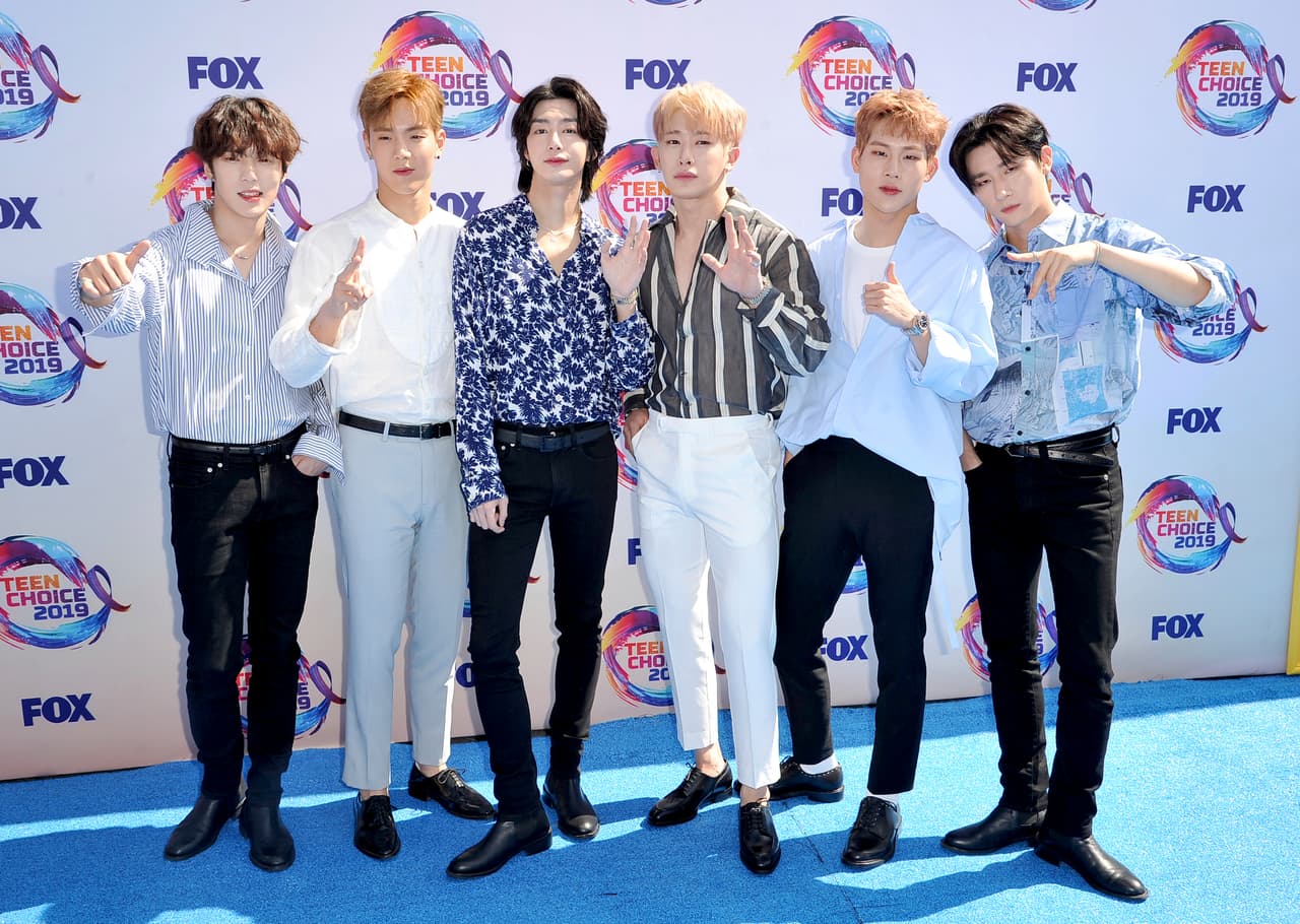 Monsta X tiene un estilo versátil,el grupo combina colores en su ropa y cabello, usa camisas de cuello redondo, pantalones entubados o rectos con tiro alto.
