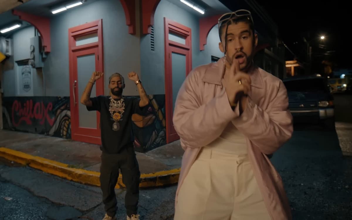 Bad Bunny y Arcángel celebran su amistad en el video "La Jumpa"