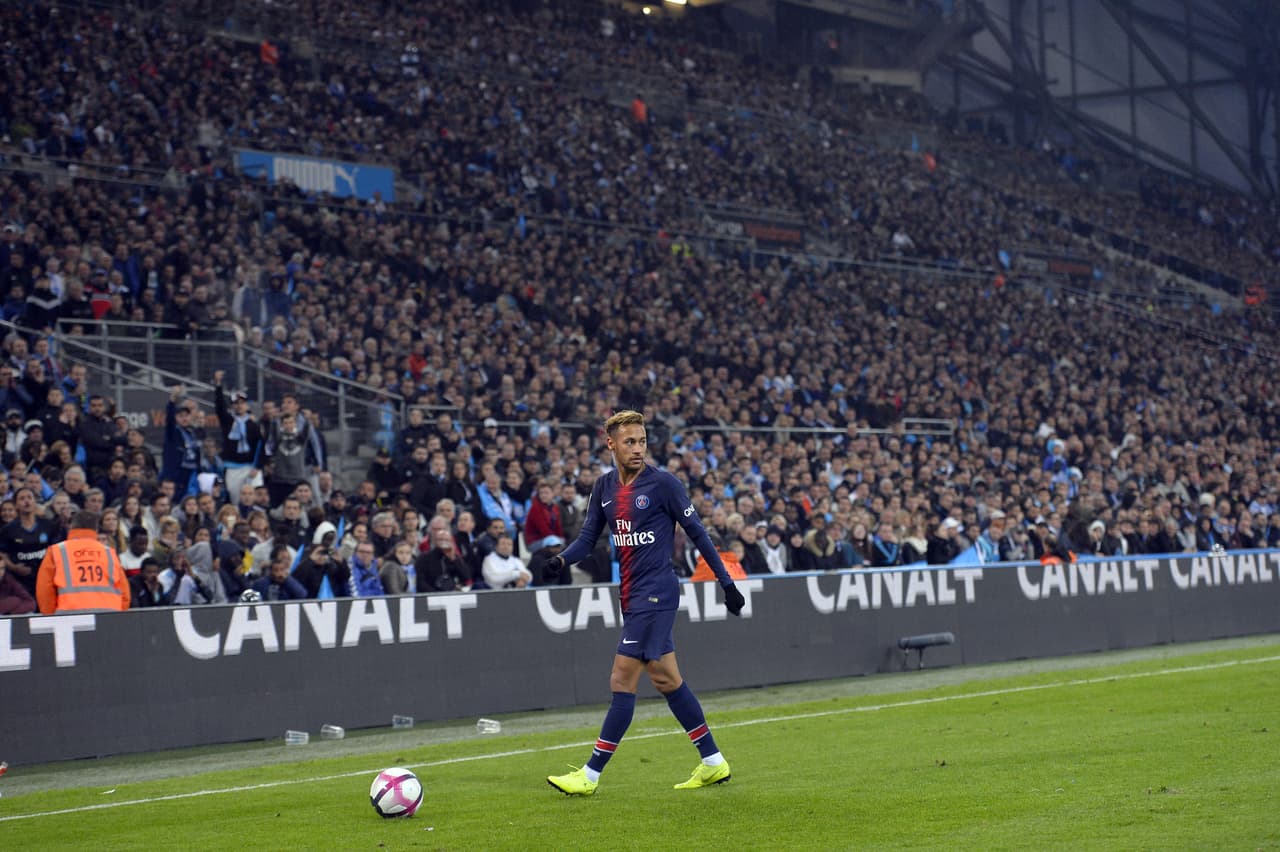 París, Francia.
<br>
<br>Las ligas de futbol europeas son famosas por la enorme cantidad de aficionados que convocan en cada uno de sus partidos. Al estadio del Paris-Saint Germain le caben casi 48 mil personas.