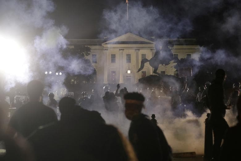 Washington, Estados Unidos.
<br>
<br>Incluso, las manifestaciones alcanzaron a la Casa Blanca, en los Estados Unidos. El Servicio Secreto llevó, el viernes por la noche, al presidente Donald Trump, a un búnker en la Casa Blanca debido a que cientos de manifestantes se reunieron ante la mansión presidencial.
<br>