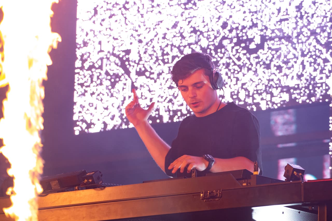 Durante los últimos siete años, Martin Garrix ha estado en el top cinco de la lista de DJMag, colocándose como uno de los más populares de la electrónica. Aunque como el resto de sus colegas casi no pudo tocar en vivo este 2020, lanzó tres canciones que se convirtieron en éxitos, como “Fire”, “Higher Ground” y “Drown”.