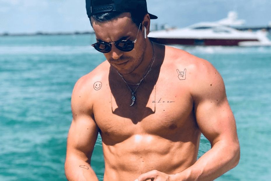 Mario Casas tiene 4.4 millones de seguidores en Instagram, a los que enamora con sensuales fotografías.
