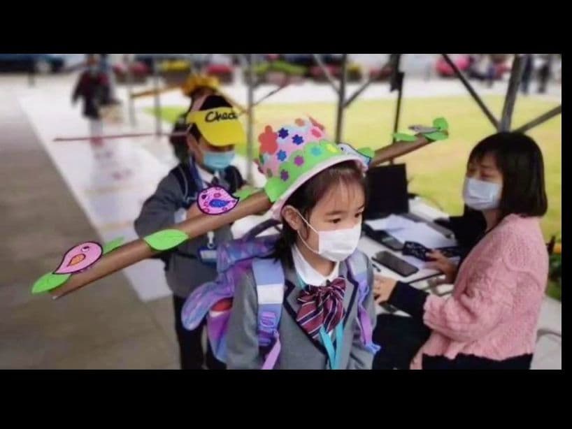 En algunos lugares, crearon junto a los niños un invento muy tierno: un sombrero de sana distancia. Este consiste en un gorro decorado, con un tubo de cartón que marca la distancia mínima a la que deben de estar de cualquier persona para disminuir el riesgo de contagio de coronavirus.