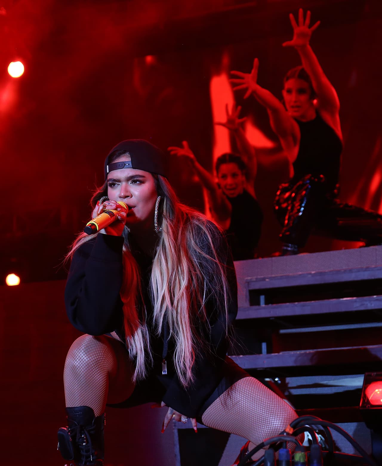 Con coreografías, bailarinas y mucho bling bling, Karol G cantó temas como "Punto G", "A Ella" o "Culpables".
