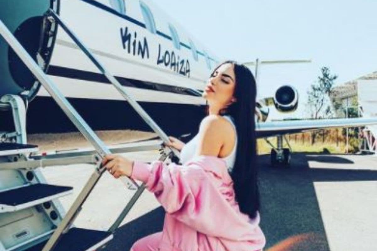 Kim Loaiza presumió su nuevo jet privado de lujo para el lanzamiento de su canción