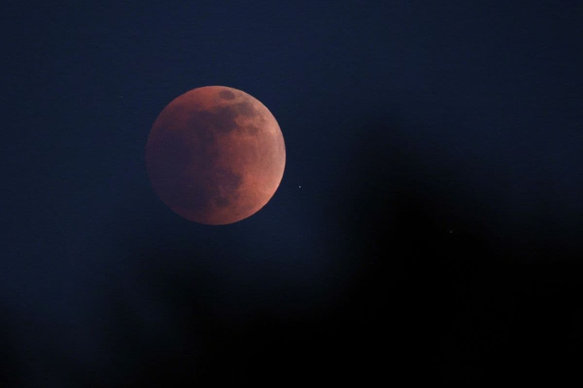 Foto del eclipse lunar del 15 de mayo visto desde California