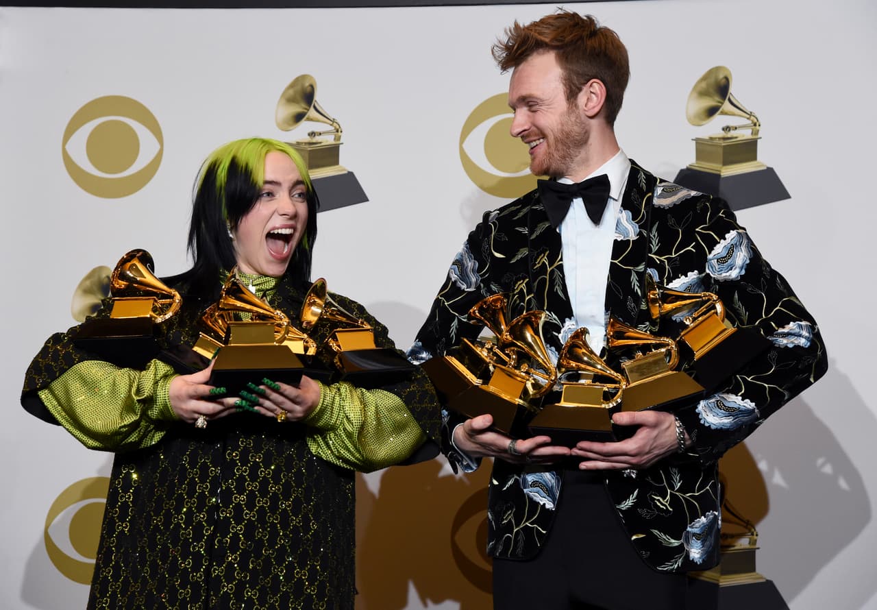 Tanto ella como su hermano dominaron los Grammy. Finneas ganó el reconocimiento al Mejor Producto del Año.