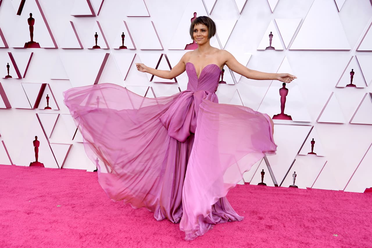 Halle Berry llegó con un vestido lila con un escote de corazón, corte A en la falda y por supuesto lució el largo como solo ella sabe.
