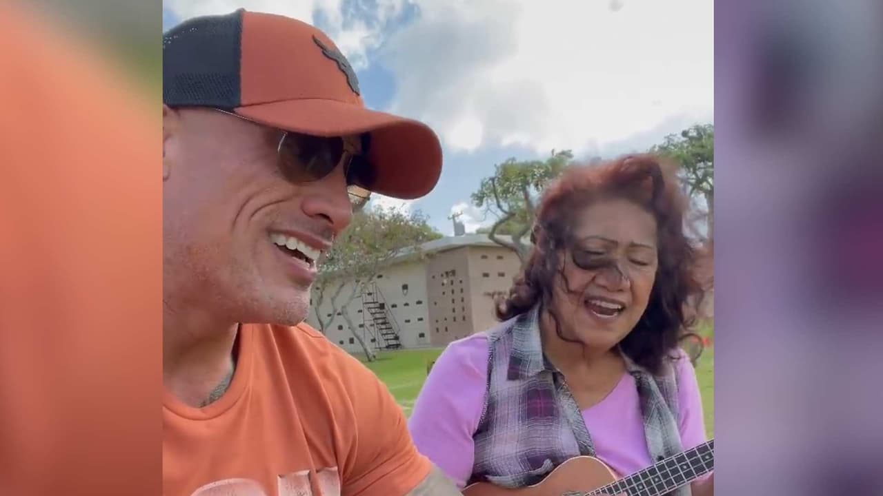 La Roca les rinde homenaje a sus abuelos y canta sobre sus tumbas en Hawái