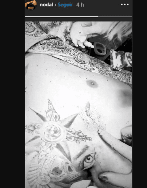 Pero después se hizo un tatuaje mucho más intenso, pues tomó la mirada de Belinda y literalmente, se la puso en el pecho.