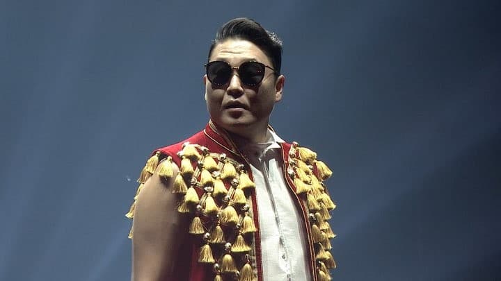 Park Jae-sang: Mejor conocido como PSY, introdujo el K-Pop al mundo occidental gracias a su éxito, "Gangnam Style", el cual se viralizó y actualmente suma más de tres mil millones de reproducciones en YouTube. Desde sus inicios fue polémico, pues en el 2001, su álbum debut "Psy From The Psycho World" fue multado y un año después, su segundo disco fue prohibido para menores de 18 años.