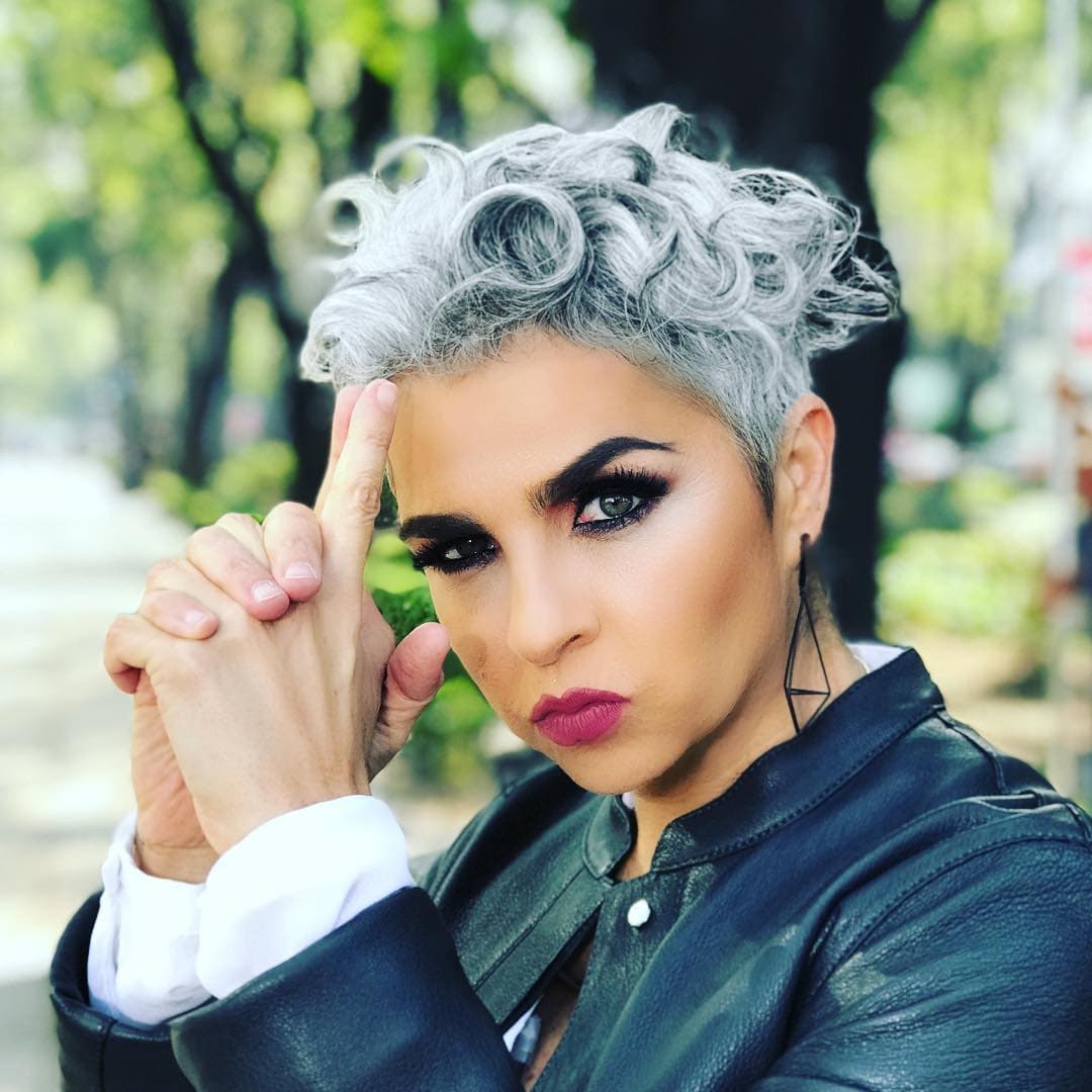 Federica Quijano, al igual que su hermano: Apio Quijano, experimentó con el cabello blanco, pero en los 90's con Kabah, también lo hizo con el color azul.