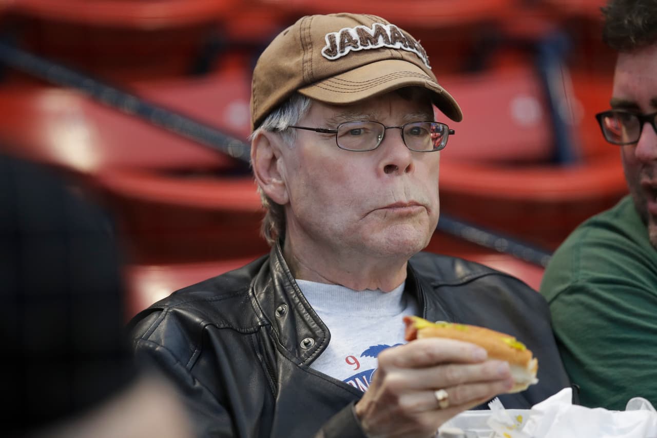 Stephen King es un autor que ha entregado grandes relatos. Los cuales van del horror al suspenso e incluso el drama. Muchos terminaron en joyas del cine, pero otros simplemente acabaron en el basurero. Te contamos acerca de lo peorcito.