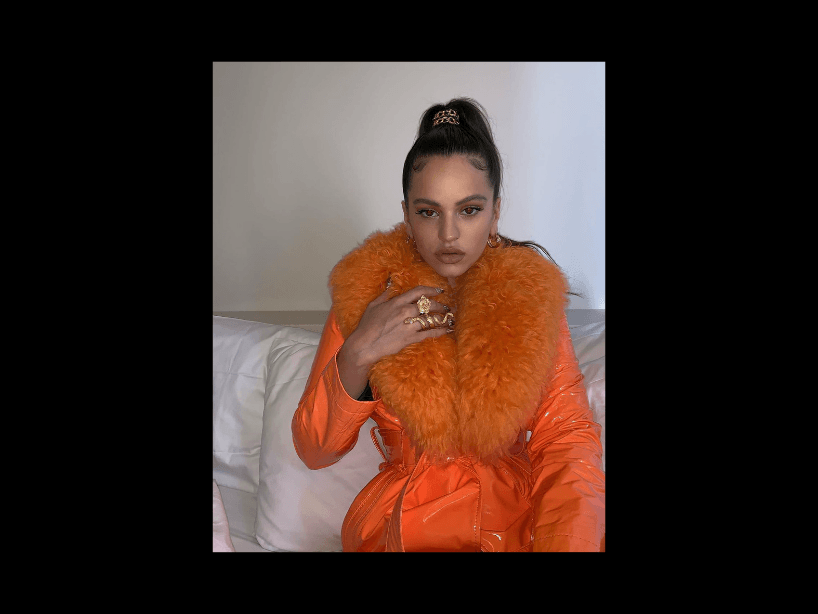 La tercer foto publicada por Rosalía fue con el mismo abrigo, pero en color naranja.